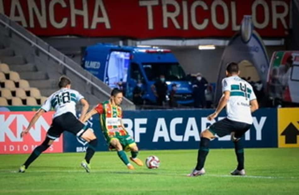 Em jogo pegado, Coritiba vence Sampaio Corrêa