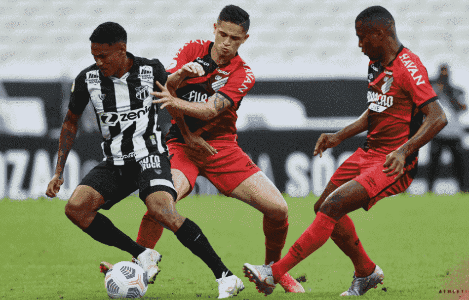 Ceará marca nos acréscimos e vence Athletico na Arena Castelão