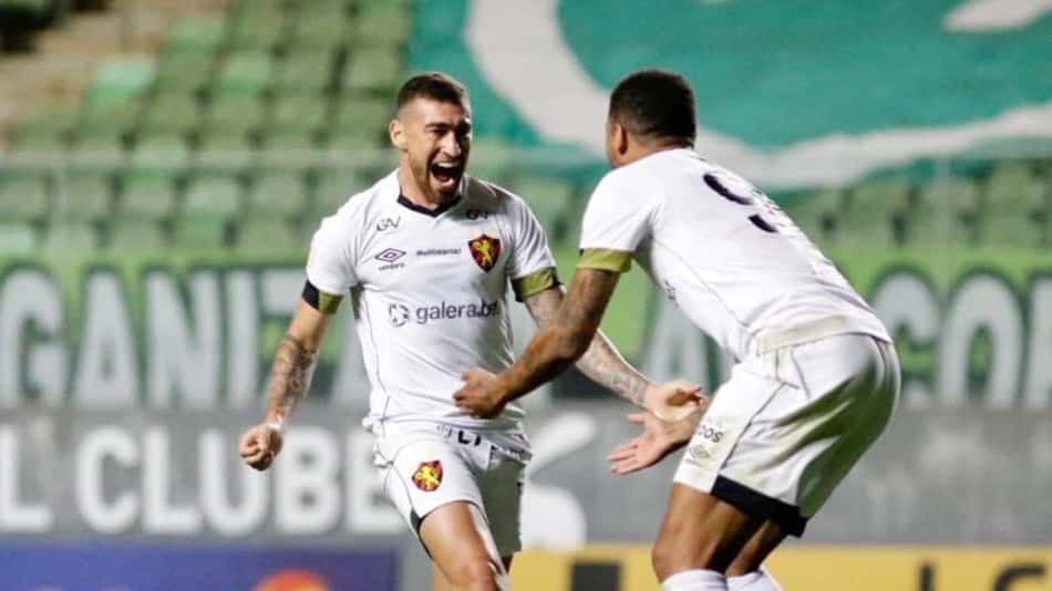 Moccelin comemora o primeiro gol com a camisa do Sport