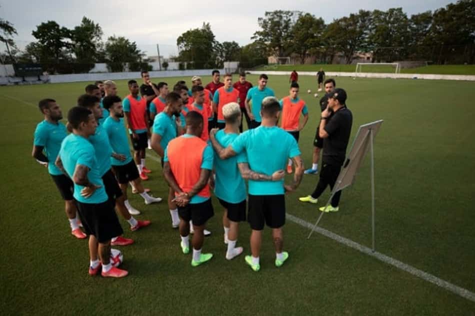 Com grupo completo pela primeira vez, Jardine comanda treino a dois dias da estreia nas Olimpíadas