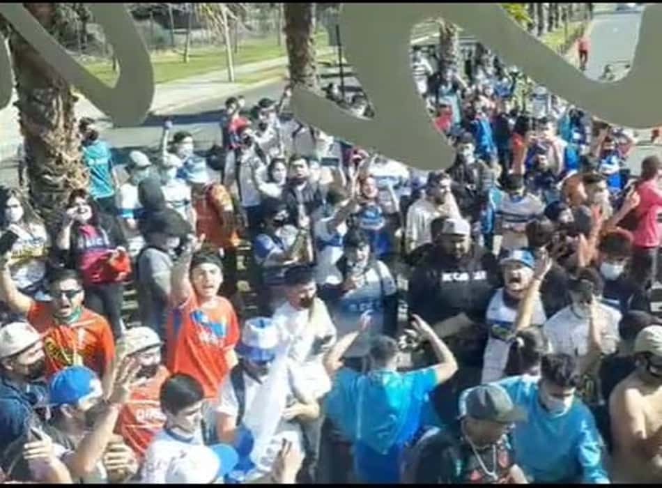 Torcida da Católica dá o último apoio antes de jogo contra o Palmeiras; assista