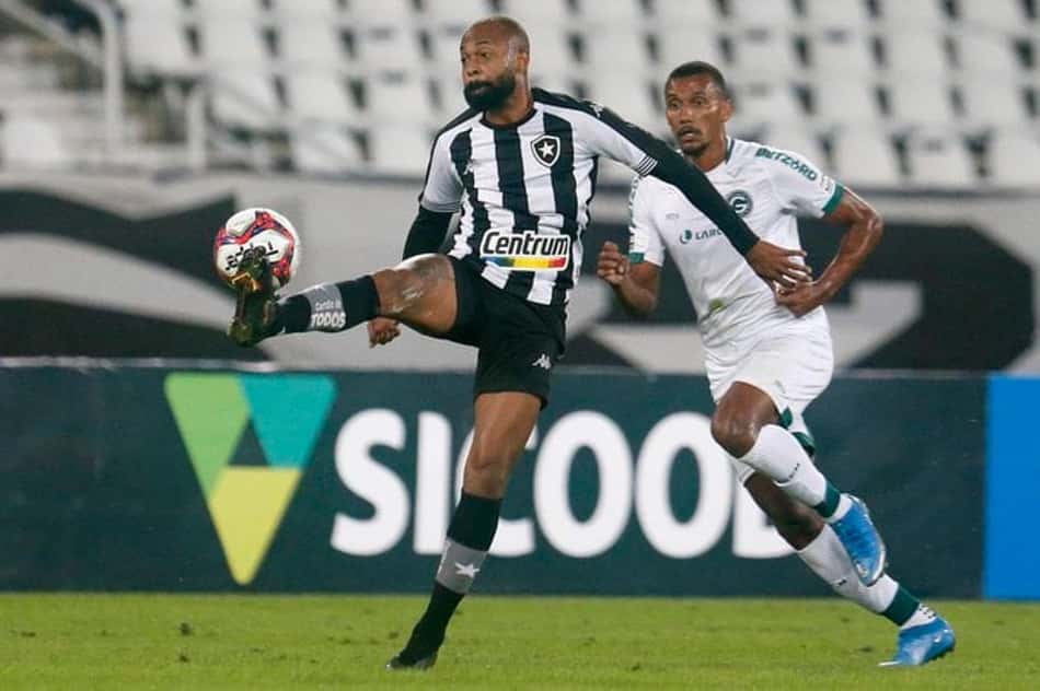 Botafogo joga mal e é superado pelo Goiás em casa na Série B