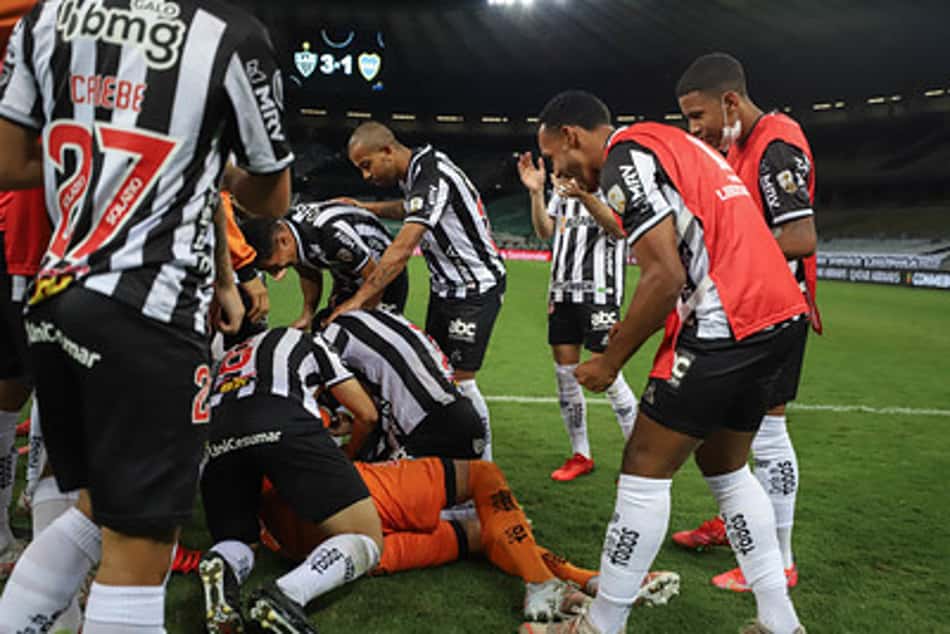 Cuca diz que duelo com Boca foi 'jogo típico de Libertadores', fala da confusão e exalta equipe nos pênaltis