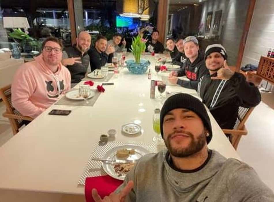 Neymar 'sacrifica' plano de férias no verão da Europa para ficar com os amigos no Brasil