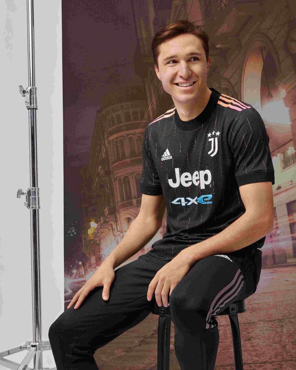 Juventus apresenta o novo uniforme reserva para a temporada; confira