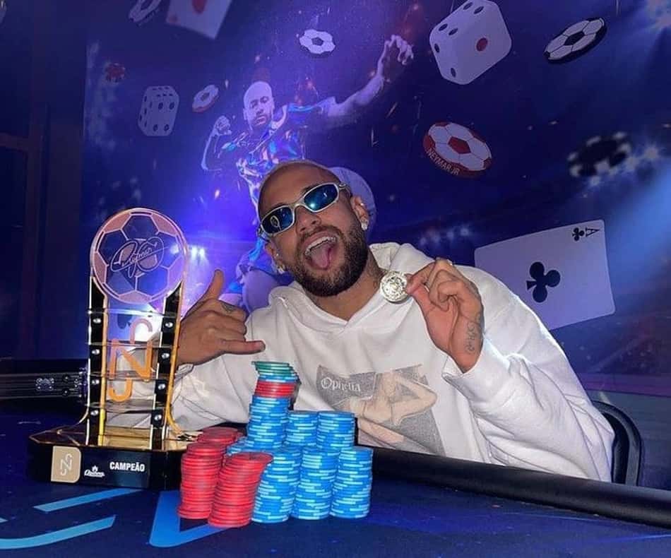 Será que mudou dígitos na conta? De férias, Neymar vence no pôquer e tira onda