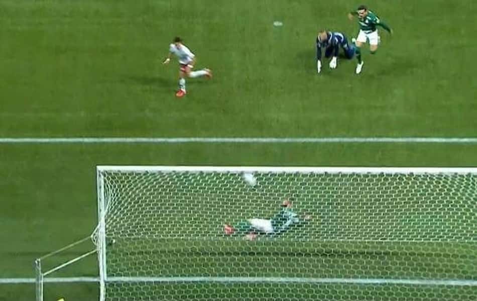 Zé Rafael ou Zé Roberto? Volante salva Palmeiras contra o Flu e lembra lance do ídolo; veja e compare