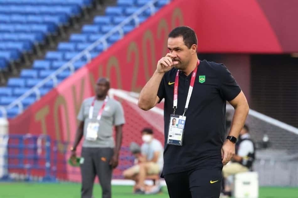 Após empate sem gols, Jardine questiona expulsão de Douglas e elogia equipe: 'Merecia a vitória'