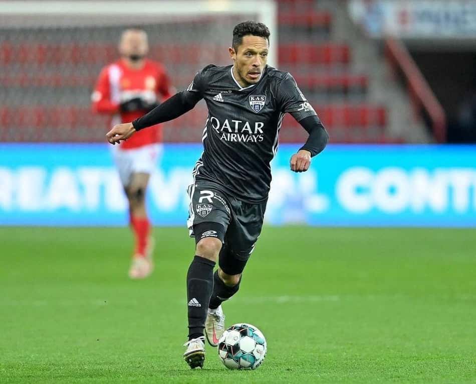 Livre no mercado, lateral Adriano estuda propostas para a próxima temporada