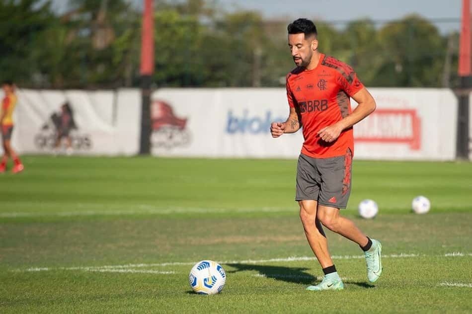 Isla, do Flamengo, brinca com companheiro de seleção sobre futuro