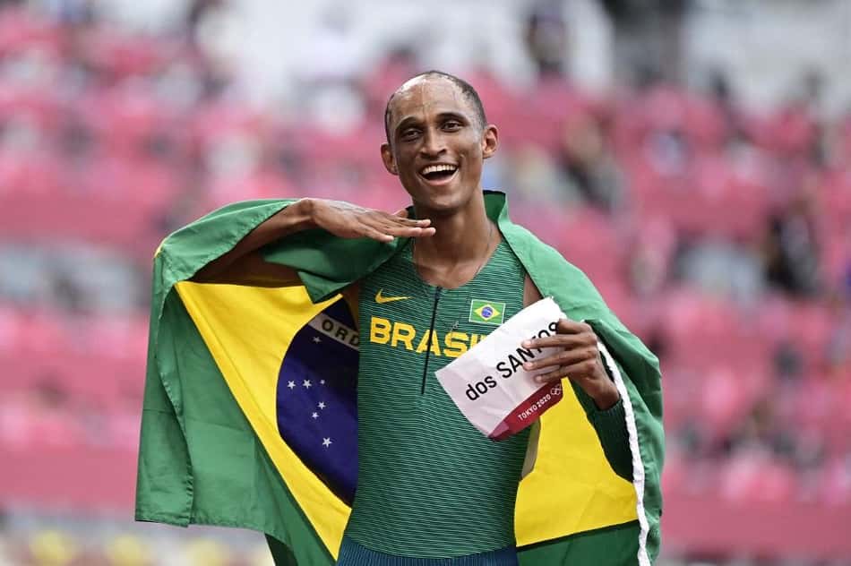 Alison dos Santos voa em Tóquio, fatura a medalha de bronze e soma mais um obstáculo superado