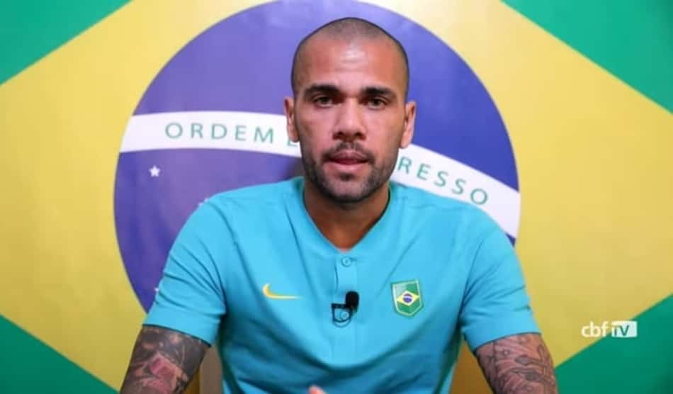 Dani Alves admite 'pedaço do coração' na Espanha, mas frisa orgulho de defender Brasil na final