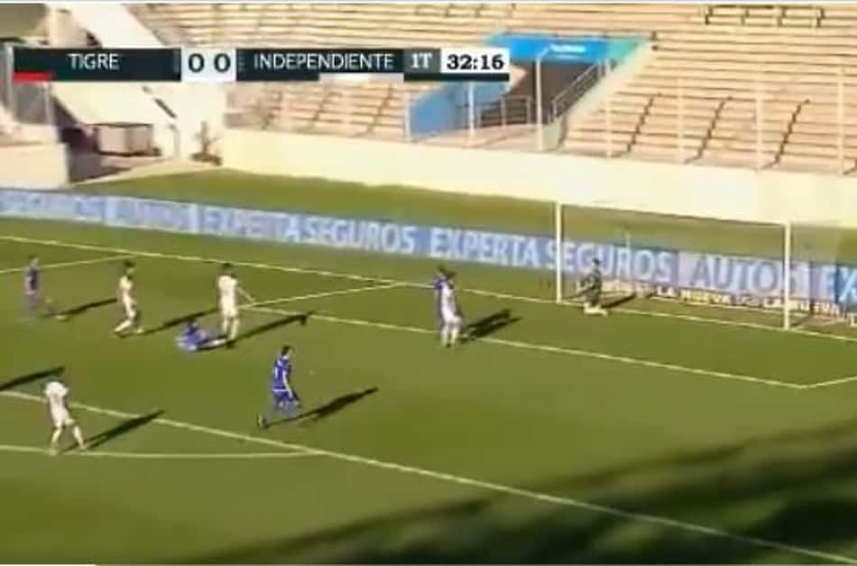 Atacante faz gol antológico e quebra a internet; assista