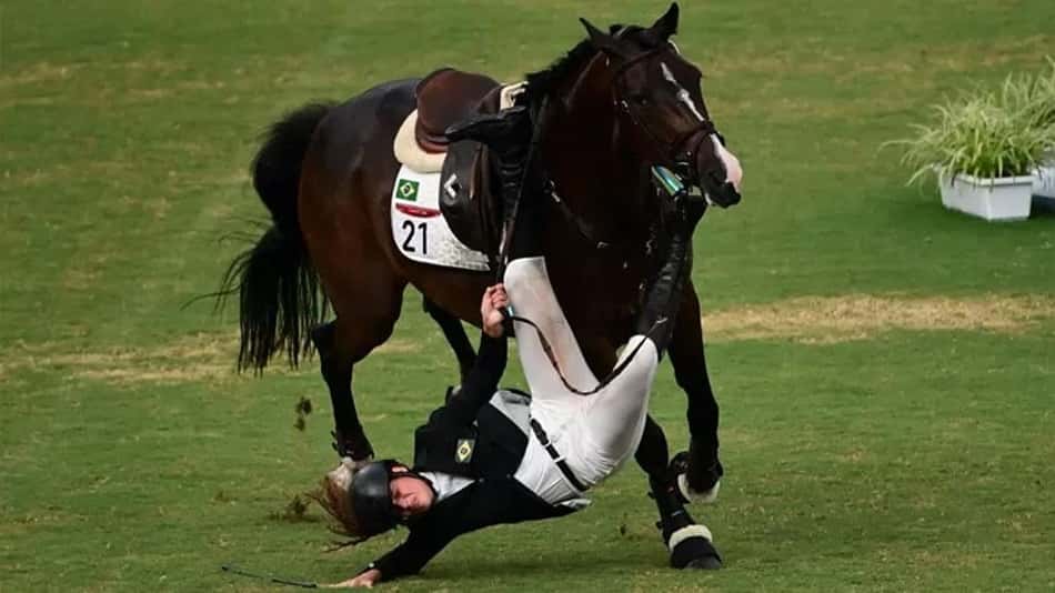 Pentatlo moderno: Ieda Guimarães cai do cavalo e acaba eliminada da prova de hipismo em Tóquio