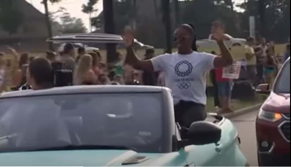 Simone Biles é recebida por multidão e levada até em casa em carro aberto nos Estados Unidos