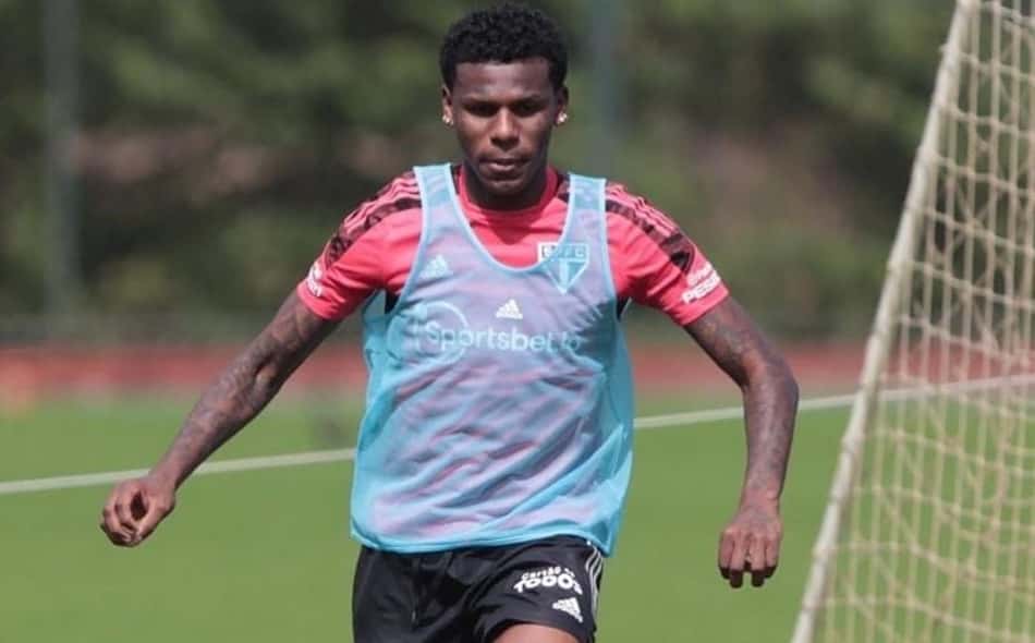 Arboleda treina, e trio de atacantes é dúvida: veja provável escalação do São Paulo para o Choque-Rei