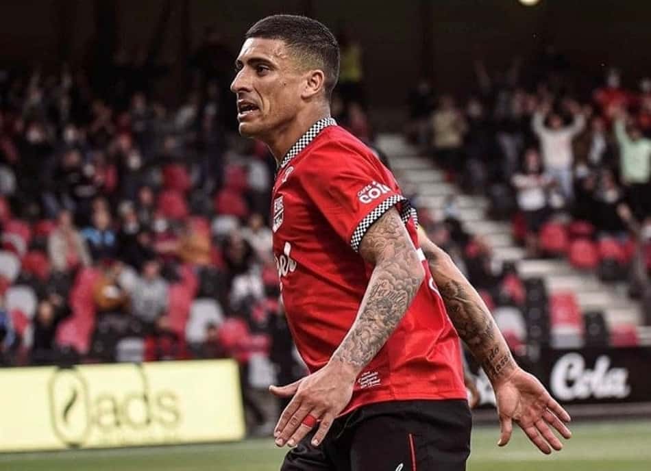 Zagueiro Philipe Sampaio comemora gol e marca histórica na França