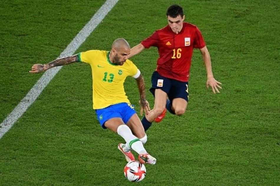 'Não tem como explicar, fogem as palavras', diz Daniel Alves após ganhar medalha de ouro pelo Brasil