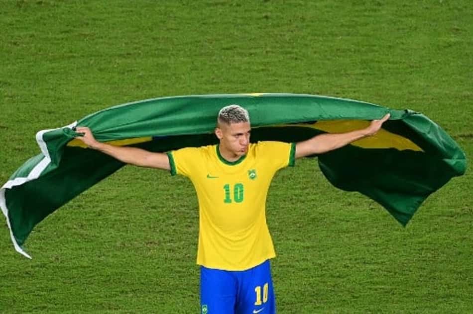 Richarlison brinca com Neymar após conquistar ouro pela Seleção: 'Agora tem que me aguentar'