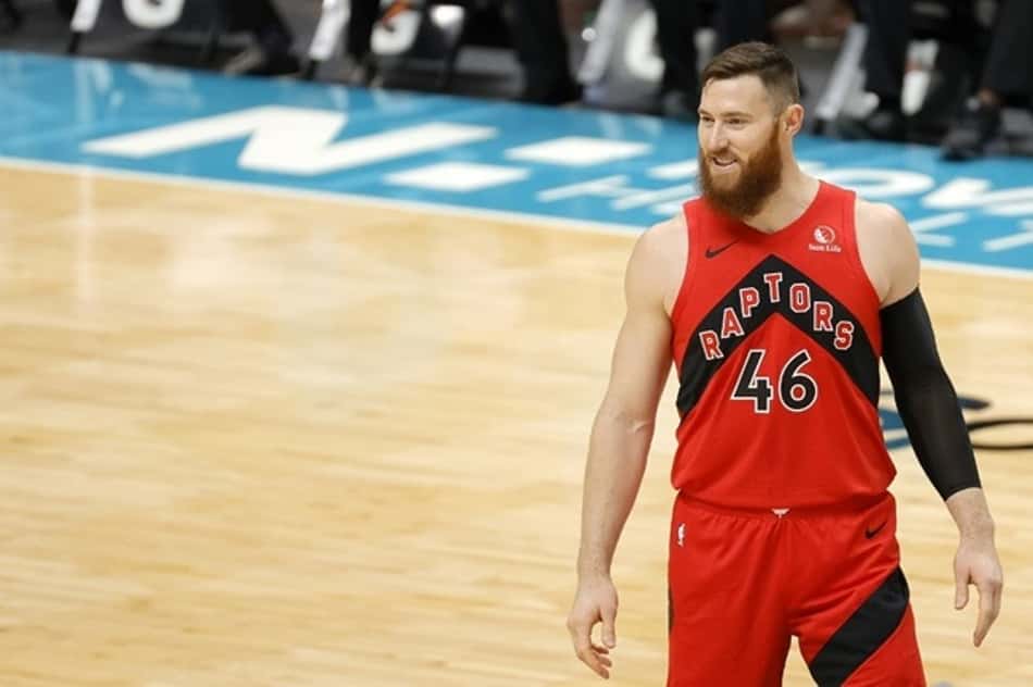 Aron Baynes é hospitalizado com lesão no pescoço e pode perder a temporada 2021-22
