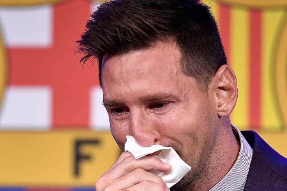 Lenço usado por Messi em despedida do Barcelona é ofertado por R$ 5,2 milhões
