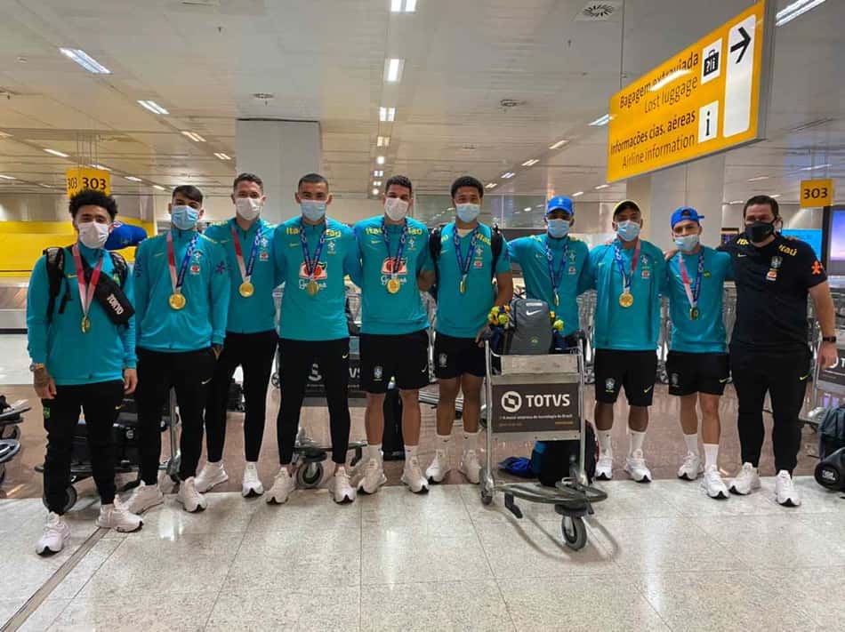 'Isso é com a CBF': Jogadores da Seleção chegam ao Brasil e se esquivam da polêmica do uniforme