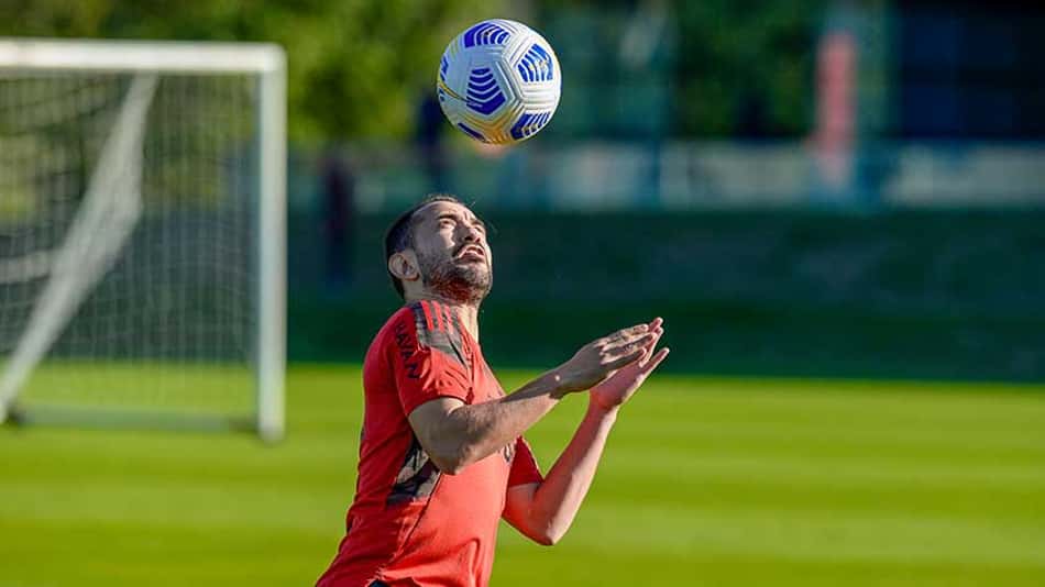 Everton Ribeiro explica importante pedido de Renato Gaúcho e comenta passagem de Ceni: 'Fomos campeões'