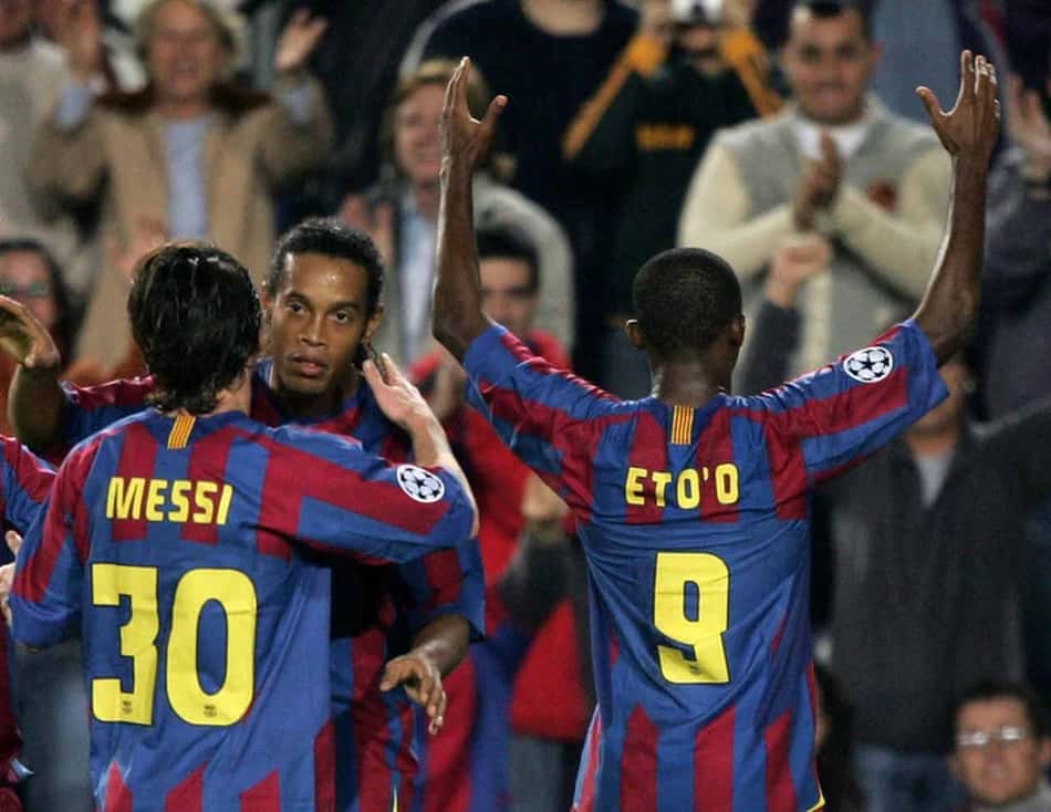 Messi com a camisa 30 no Barcelona, acompanhado de Ronaldinho e Eto'o