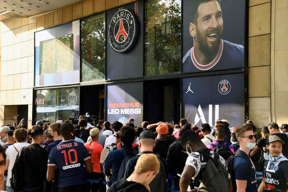 Torcedores do PSG fazem longas filas para comprar camisa de Lionel Messi