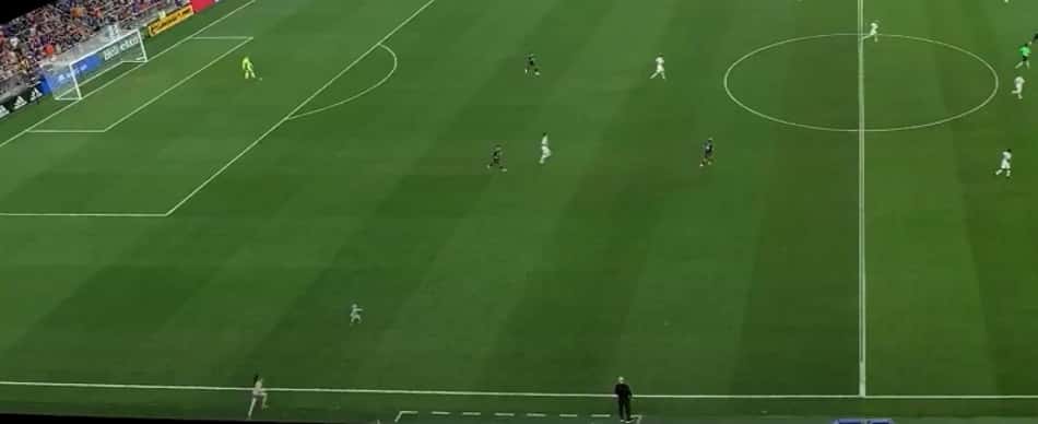 Menino de dois anos invade gramado em jogo da MLS