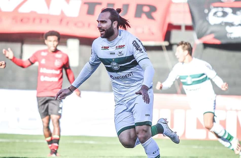 Em sete meses, Léo Gamalho chega a marca histórica no Coritiba