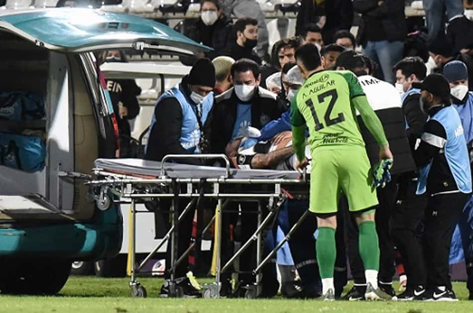 Jogador do Olimpia é hospitalizado após choque com Arrascaeta; meia e Flamengo desejam recuperação
