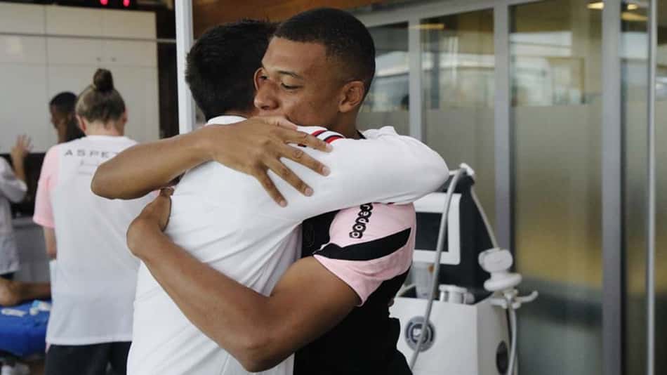 Dois dias após anúncio, Mbappé dá boas-vindas a Messi no PSG