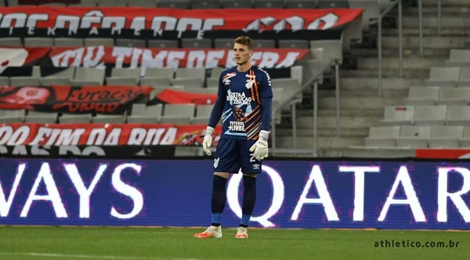 Goleiro Bento, do Athletico-PR, é monitorado pela Udinese
