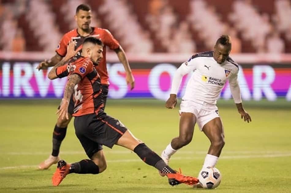 Com gol no fim do jogo, LDU vence o Athletico-PR na partida de ida da Sul-Americana