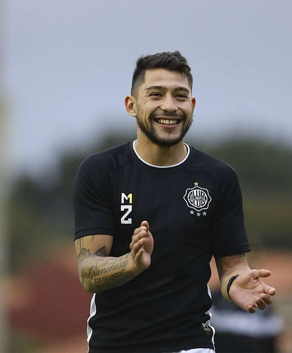 Lateral do Olimpia tranquiliza a todos após grave lesão em partida contra o Flamengo