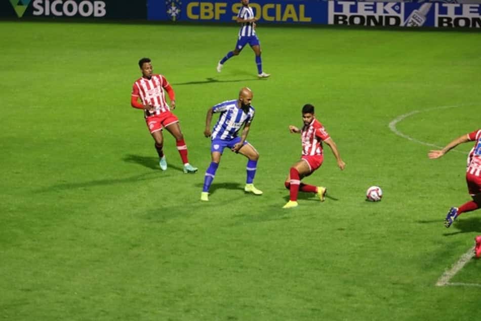 Com um a mais, Avaí vence e tira Náutico do G4 pela primeira vez na Série B