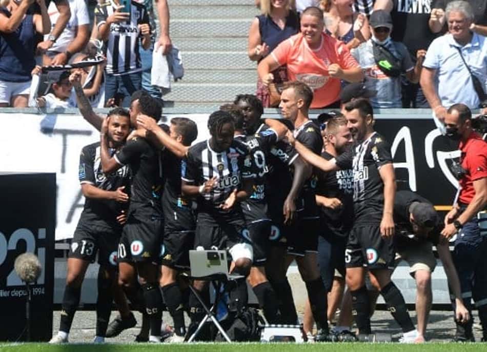 Paquetá e Bruno Guimarães não se destacam e Lyon sofre dura derrota no Campeonato Francês