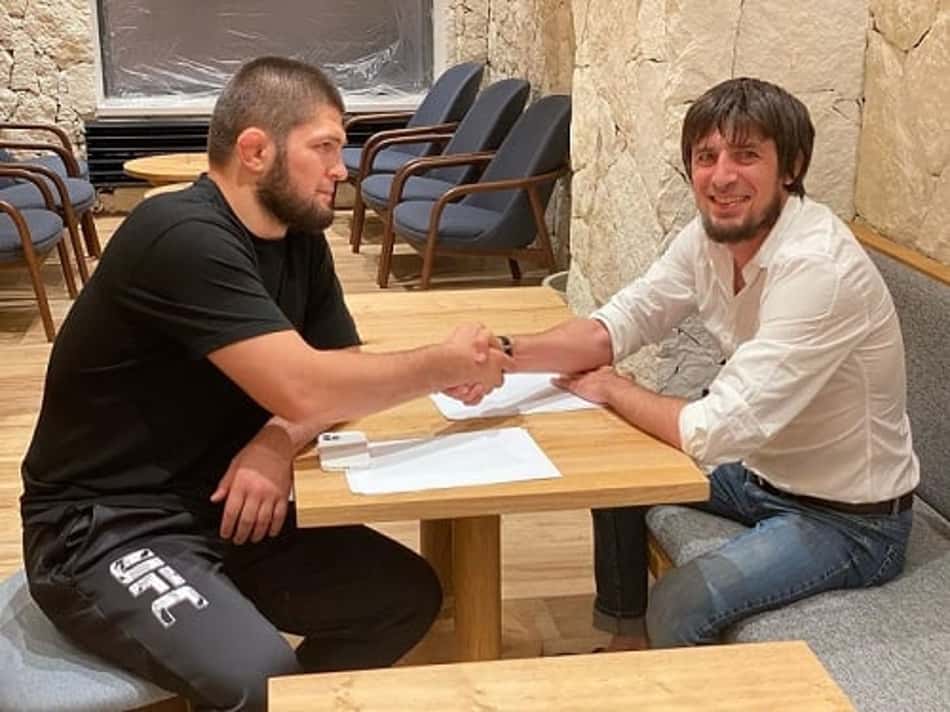 Ex-campeão do UFC, Khabib Nurmagomedov assina contrato com time de Futebol da 3ª divisão russa