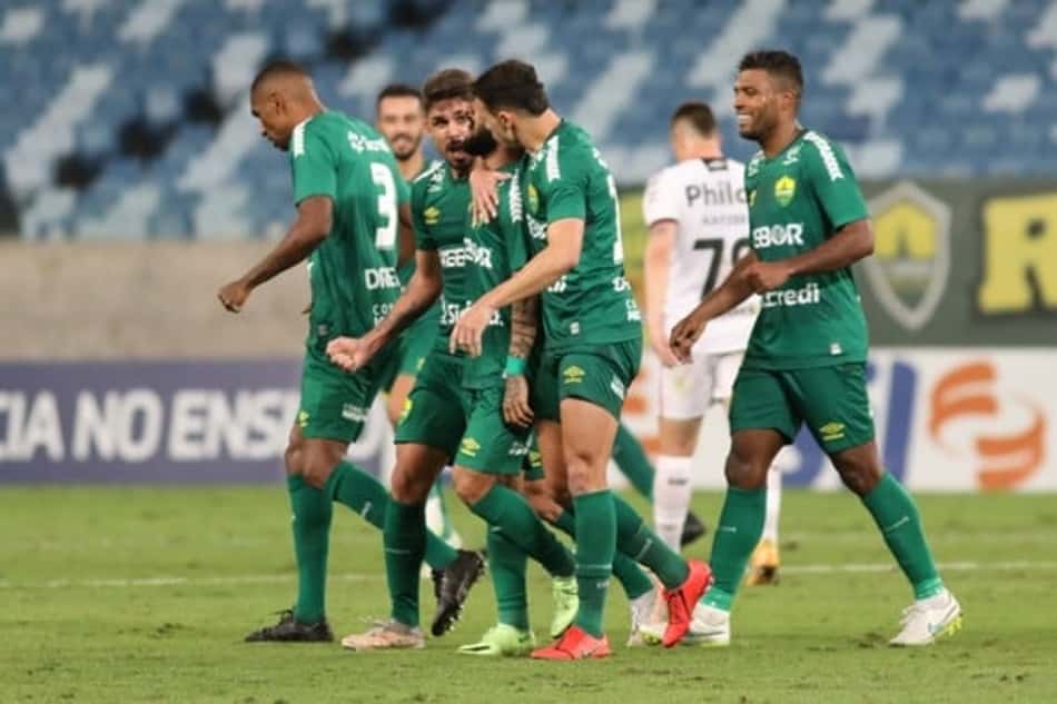 Cuiabá vence Athletico e sai da zona de rebaixamento do Brasileirão