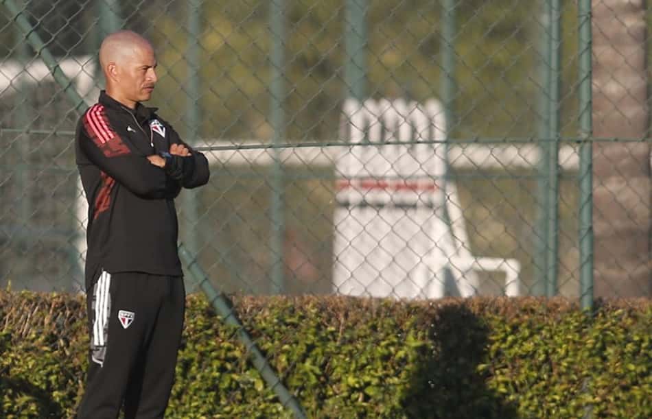 Alex fala sobre transição de jovens para o profissional do São Paulo e importância do diálogo