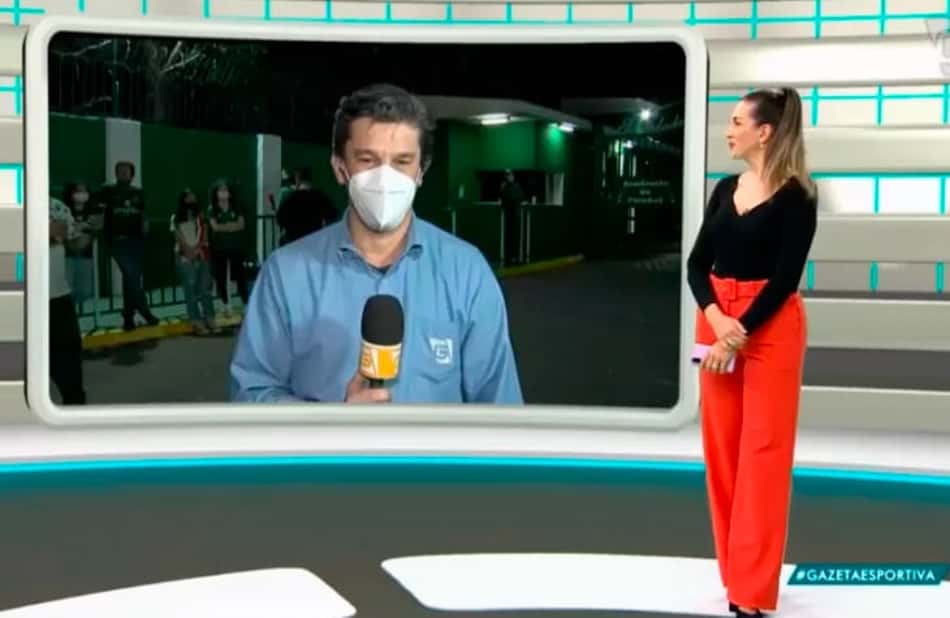 Torcedor do Palmeiras abaixa a calça e 'mostra demais' ao vivo na TV