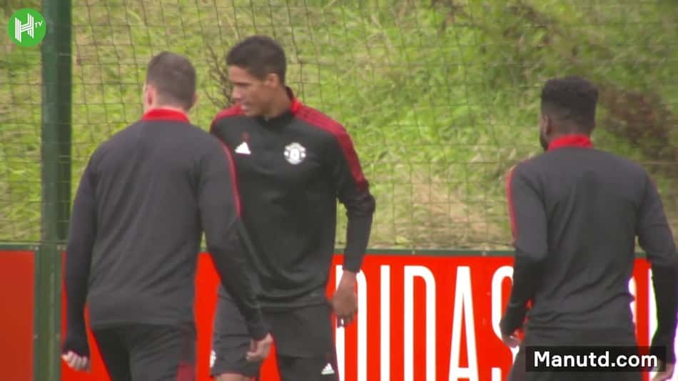 VÍDEO: Varane treina de olho em estreia pelo Manchester United na Premier League