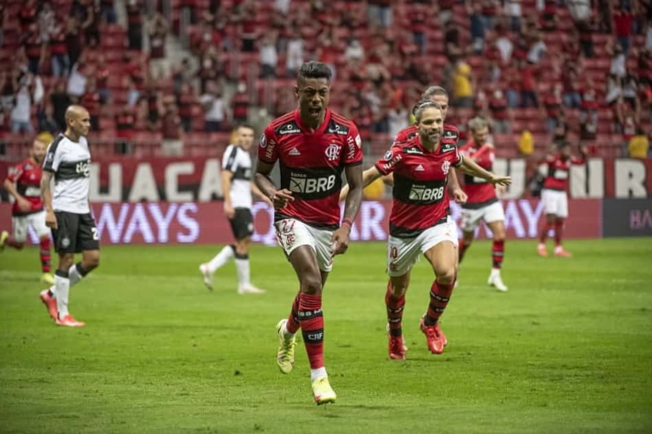Funcionando em potência total, ataque do Flamengo mostra que reforços precisarão 'suar muito'