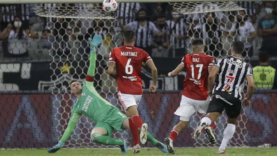 Cuca nega clima de revanche contra o Palmeiras: 'Quem perdeu foi o Santos. O confronto é com o Atlético'