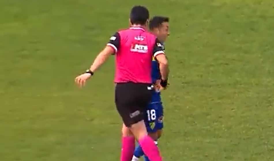 No futebol chileno, árbitro dá cabeçada em jogador após reclamação