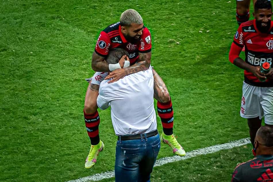 Carinho em Rodinei, brincadeira com Renato: comemorações de Gabigol 'dão o tom' do clima leve no Flamengo