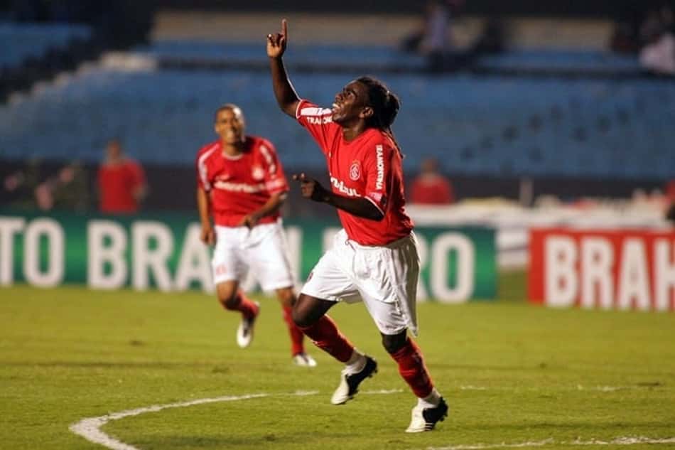 VÍDEO: Tinga relembra gol em final de Libertadores recriado por filho de Fernandão