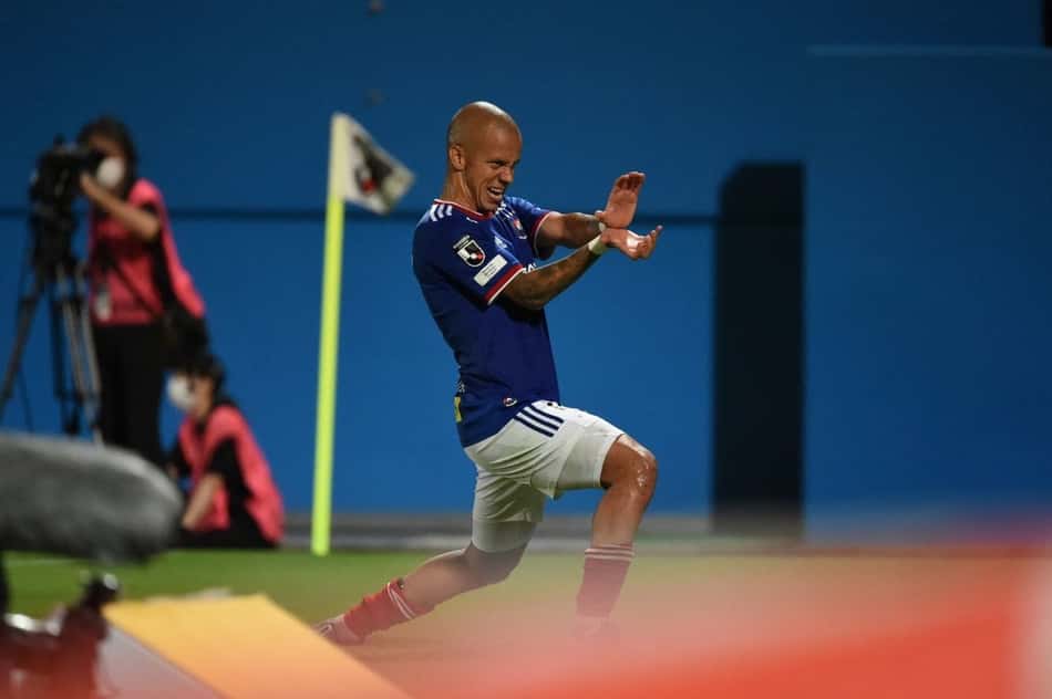 Marcos Júnior marca e dá assistência em goleada do Yokohama, que se aproxima da liderança na J-League
