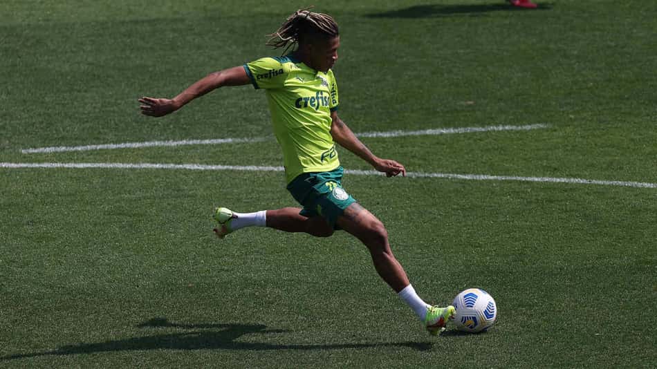 Conmebol exalta Danilo: 'Na história com apenas 20 anos'